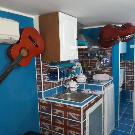 A Room For A Few Hours Or A Few Days Катания Екстериор снимка